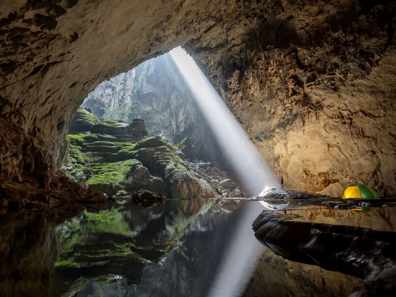 Hang dong lon nhat hanh tinh, cao hon toa nha 40 tang hinh anh