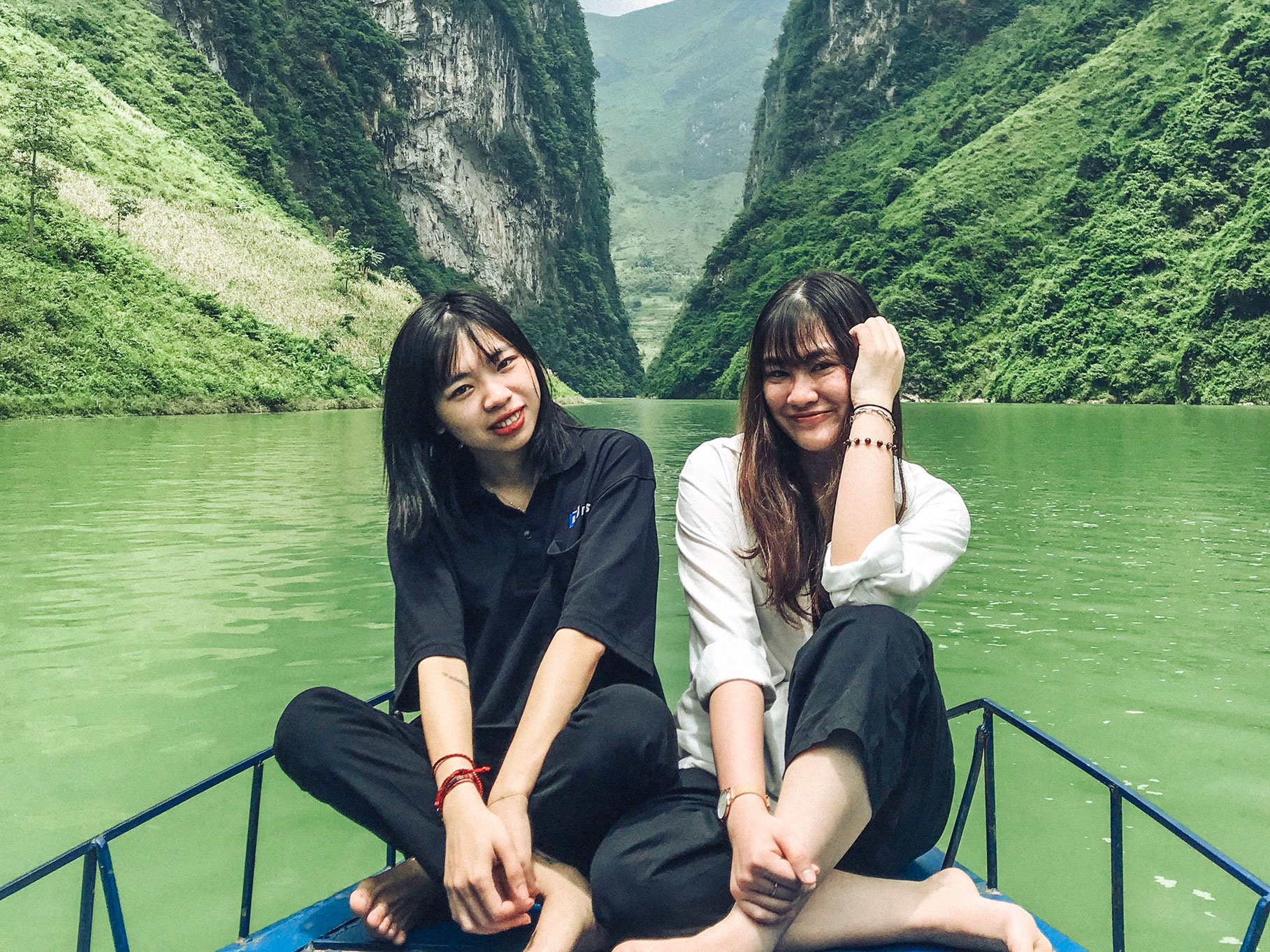 Doi ban than 9 nam cung nhau check-in nhieu diem den hinh anh