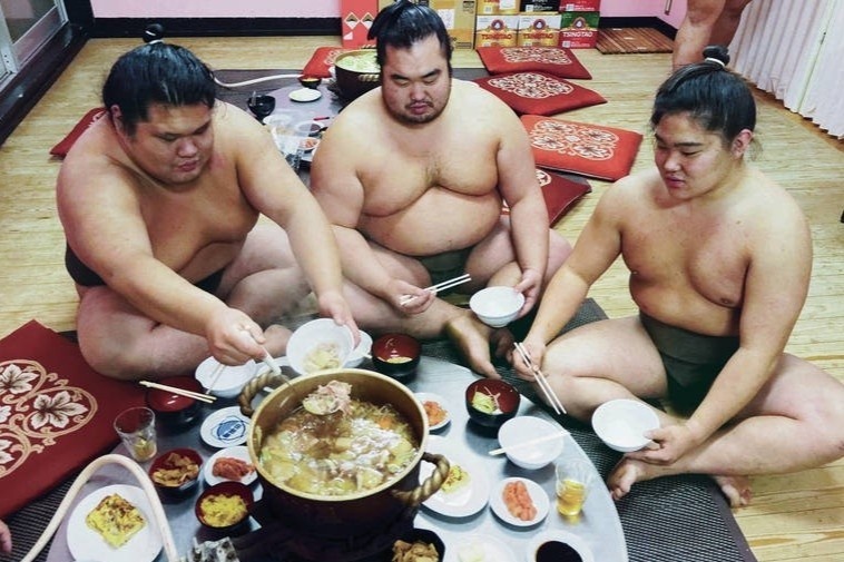 Mon lau duoc vo si sumo an 10 lan trong ngay hinh anh