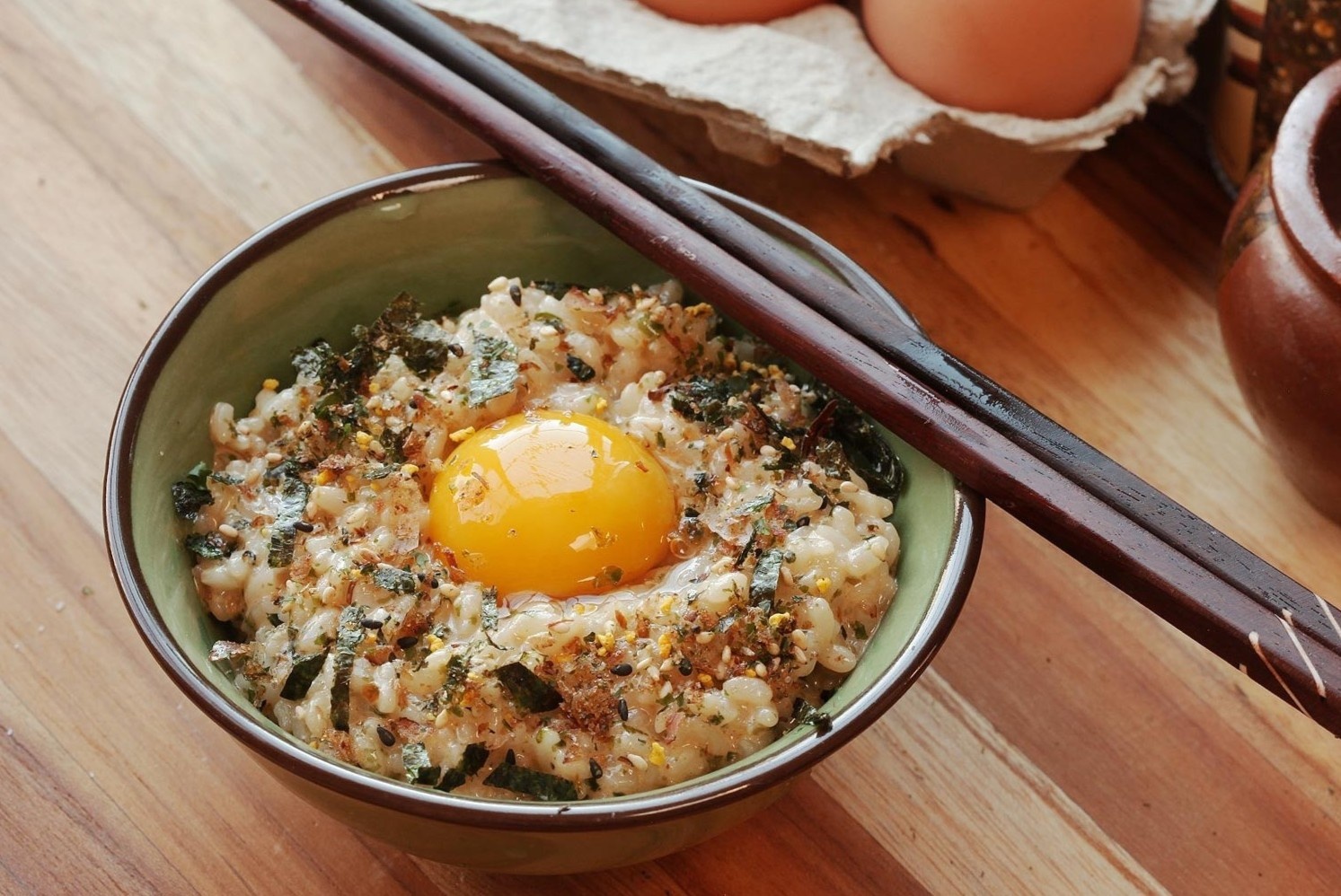 Bua an nhanh gon voi trung song tron com nong chuan Nhat Ban hinh anh