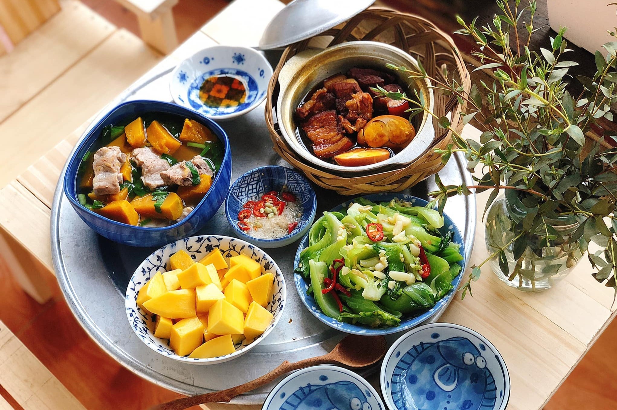 Goi y mam com gia dinh 3 nguoi de lam, du dinh duong hinh anh