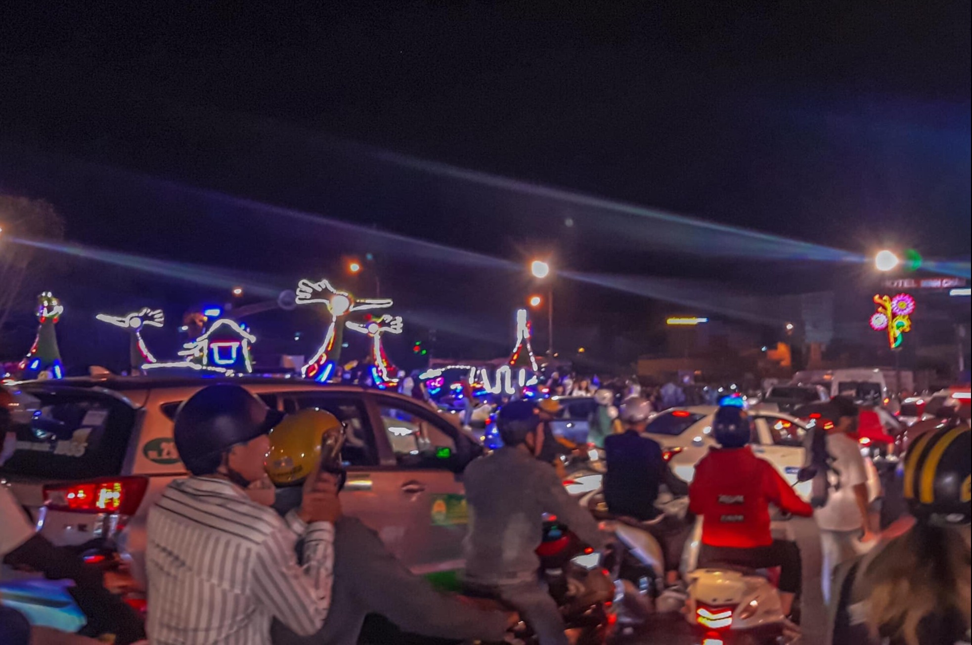 Oto dong duc trong noi thanh Da Lat dem 30/4 hinh anh