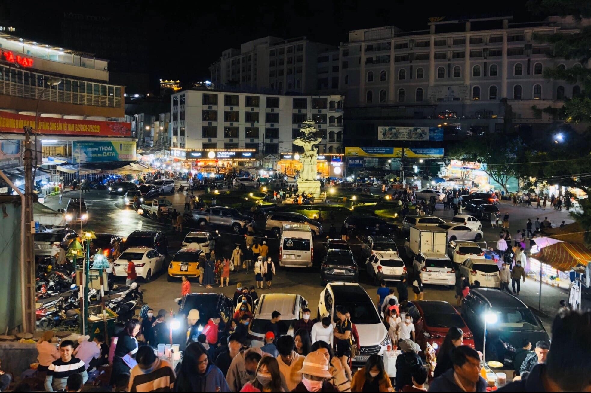 Bien nguoi chen chuc o cho dem Da Lat toi 30/4 hinh anh