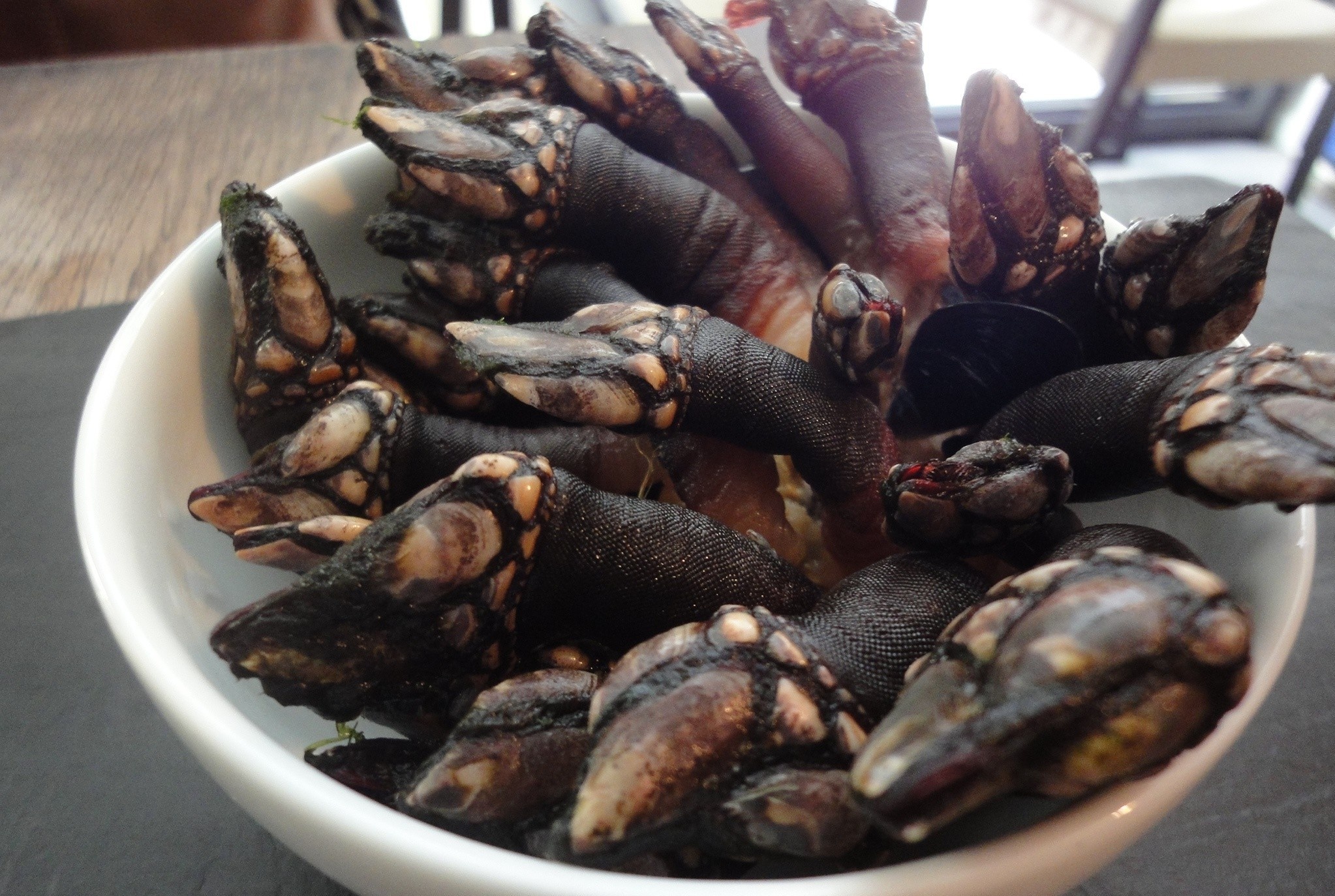 Chang trai nhan mat trong lan dau dung thu dac san ngon tay quy hinh anh