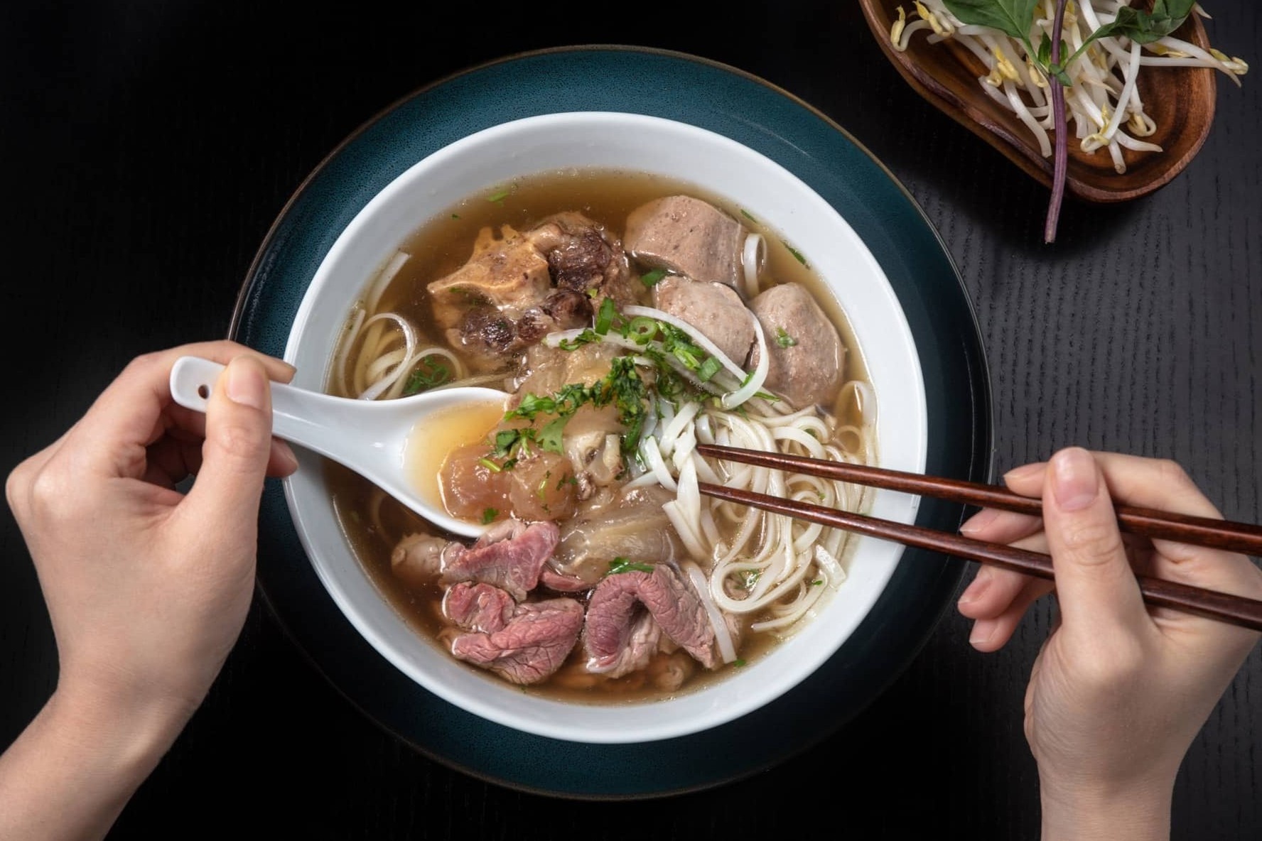 Dau bep Viet chia se bi quyet nau to pho chuan vi Ha Noi hinh anh