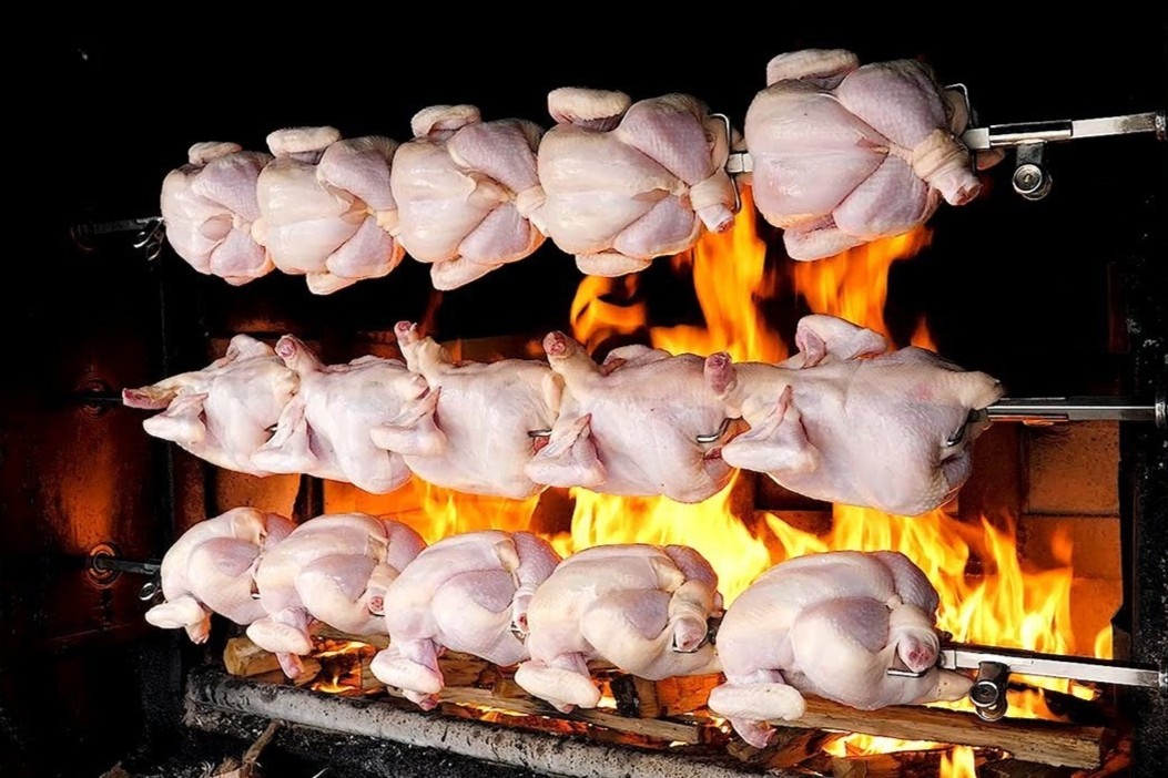 Ga nhoi xoi nuong tren duong pho Han Quoc hinh anh