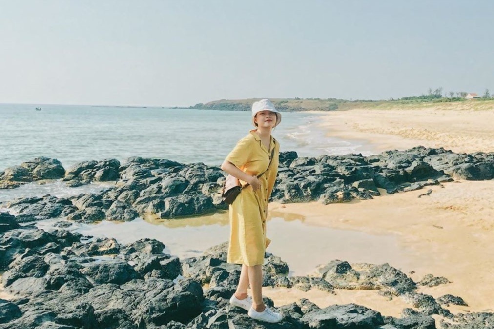 Buc tranh thien nhien tho mong o xu hoa vang tren co xanh hinh anh