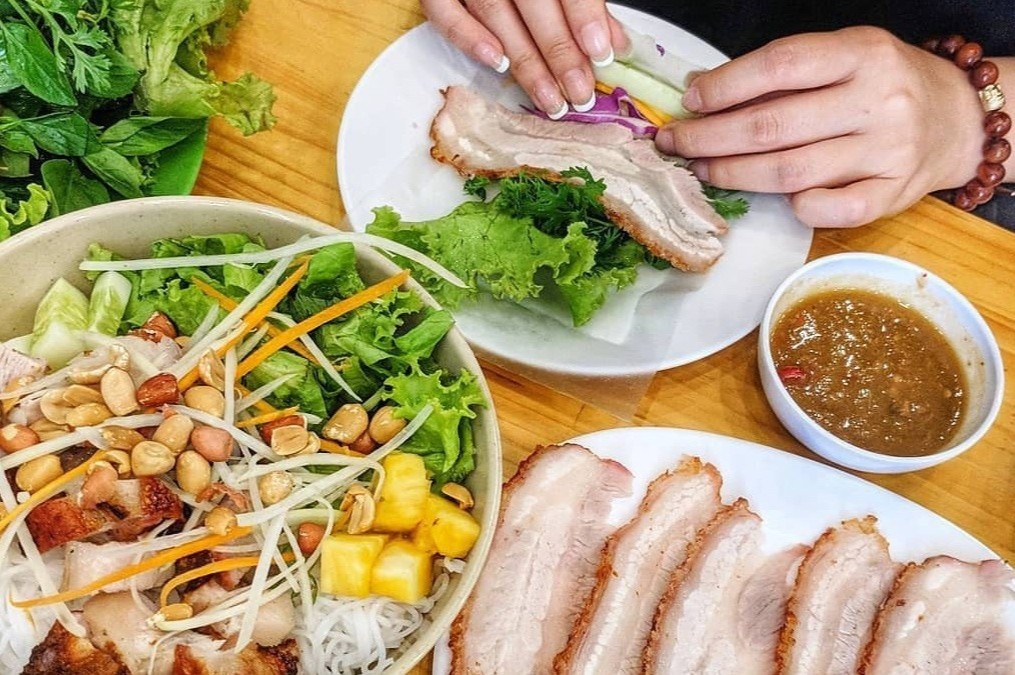 Khach Tay goi y 4 mon ngon khong the bo lo tai Da Nang hinh anh