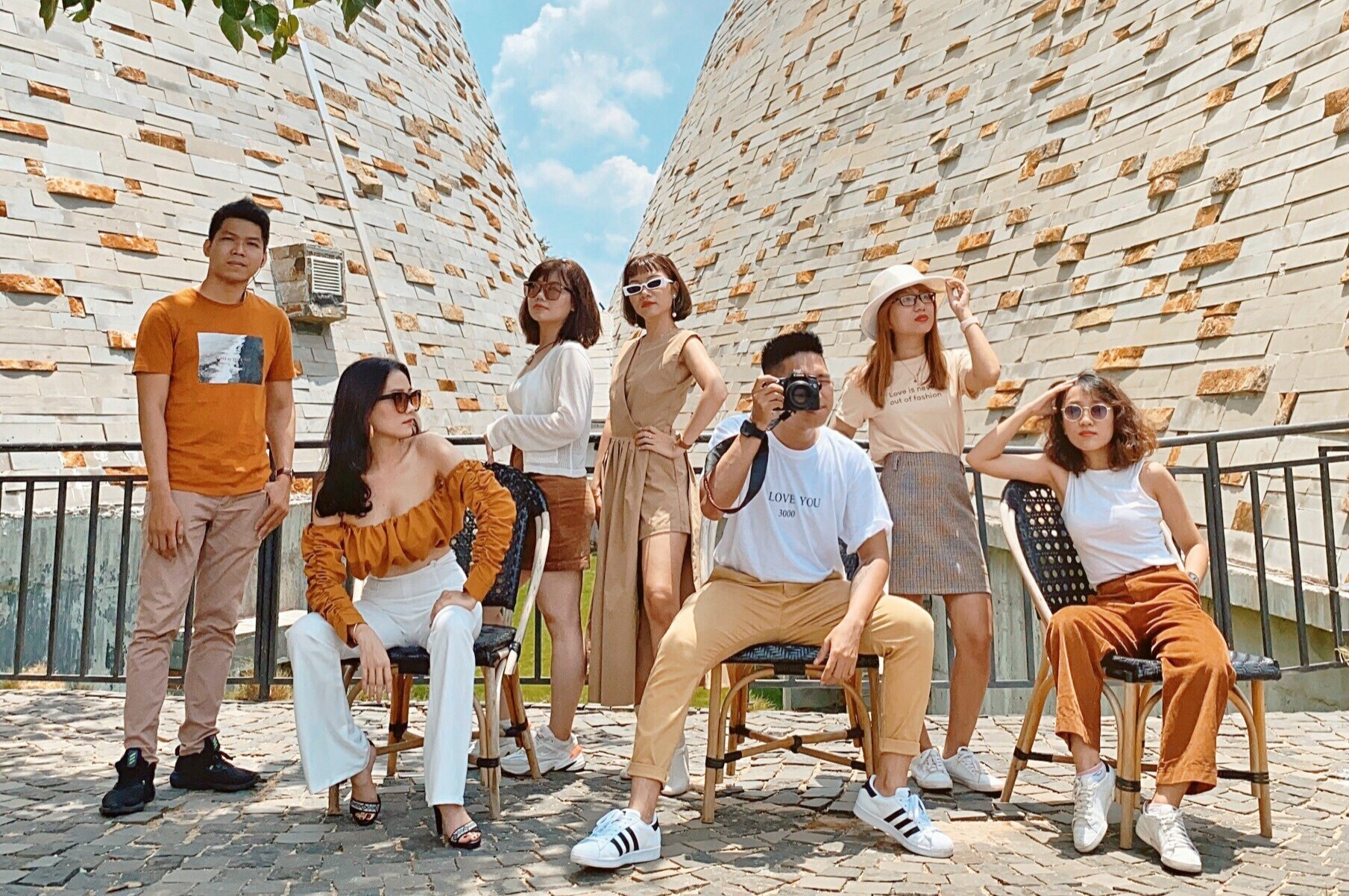 Chup anh nhom than thai nhu bia tap chi khi di du lich hinh anh