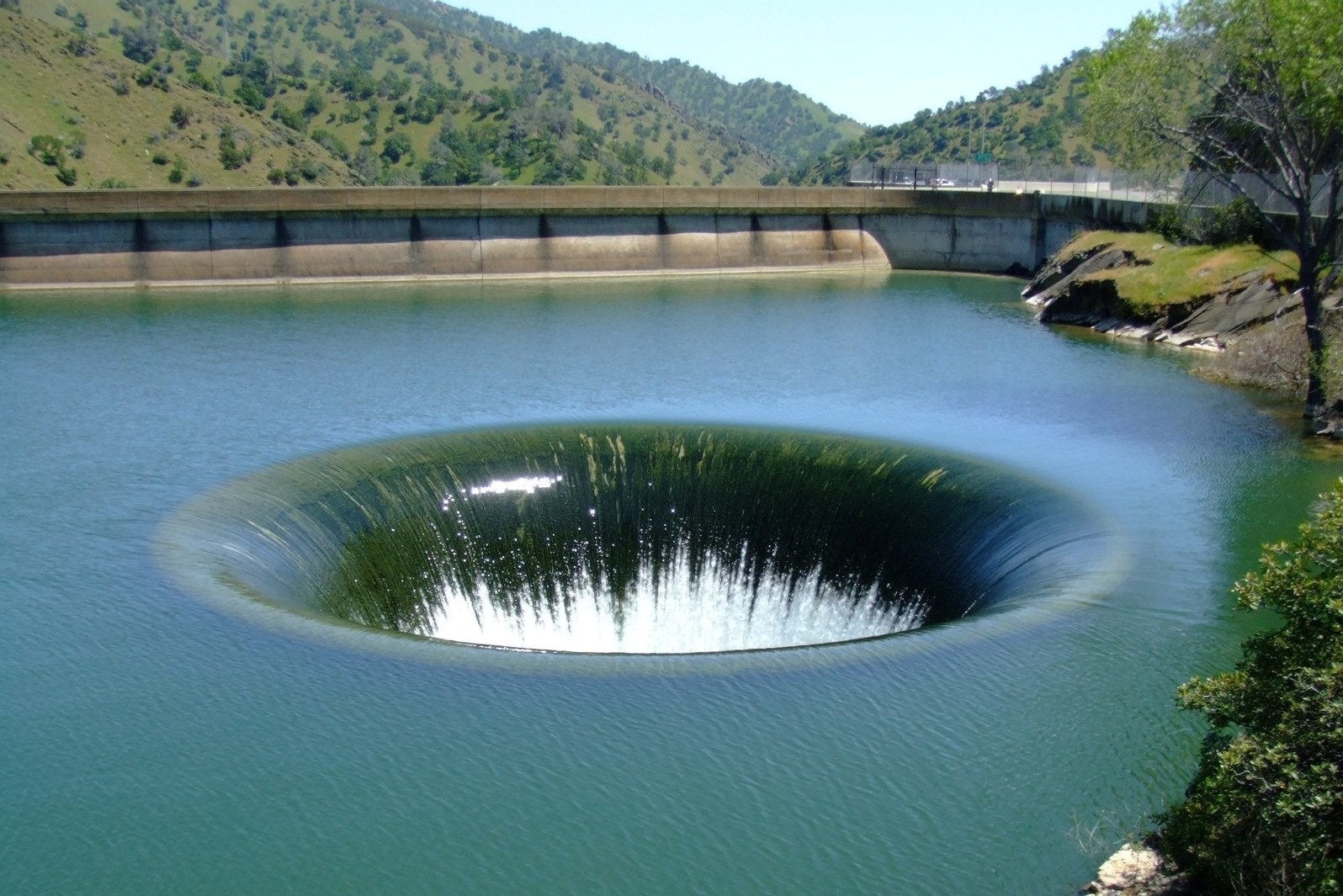 Ho tu than sau 75 m hut moi vat troi xung quanh hinh anh