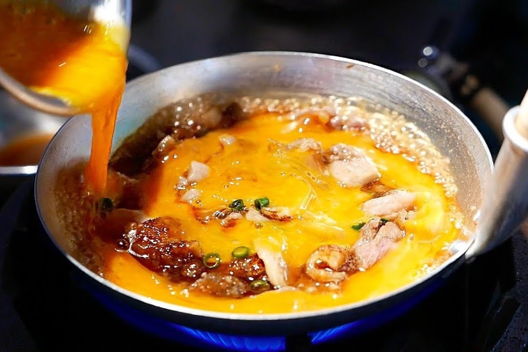 Mon trung chien kieu omelette tren duong pho Nhat hinh anh