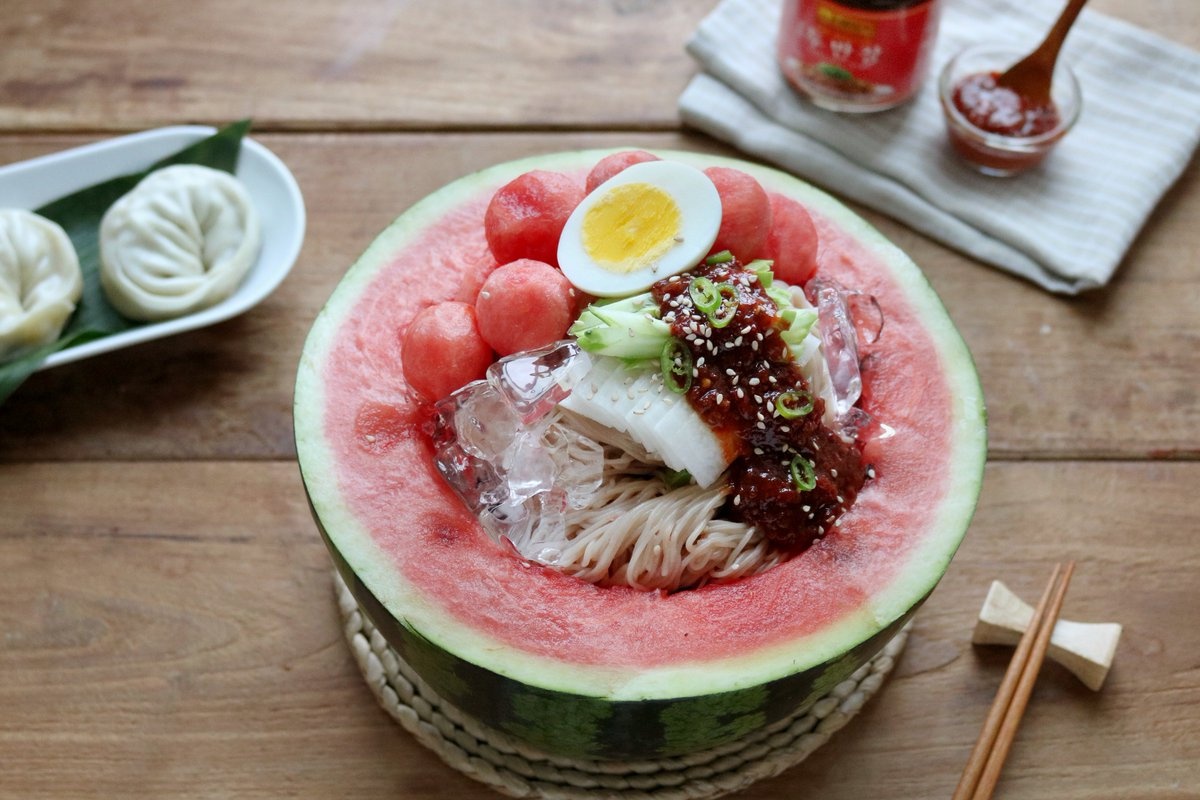 Mon mi lanh an cung dua hau tren duong pho Han Quoc hinh anh