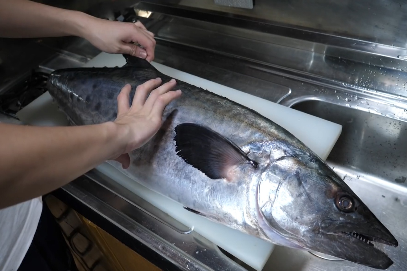 Dau bep xe thit ca thu Nhat co lon lam sashimi hinh anh