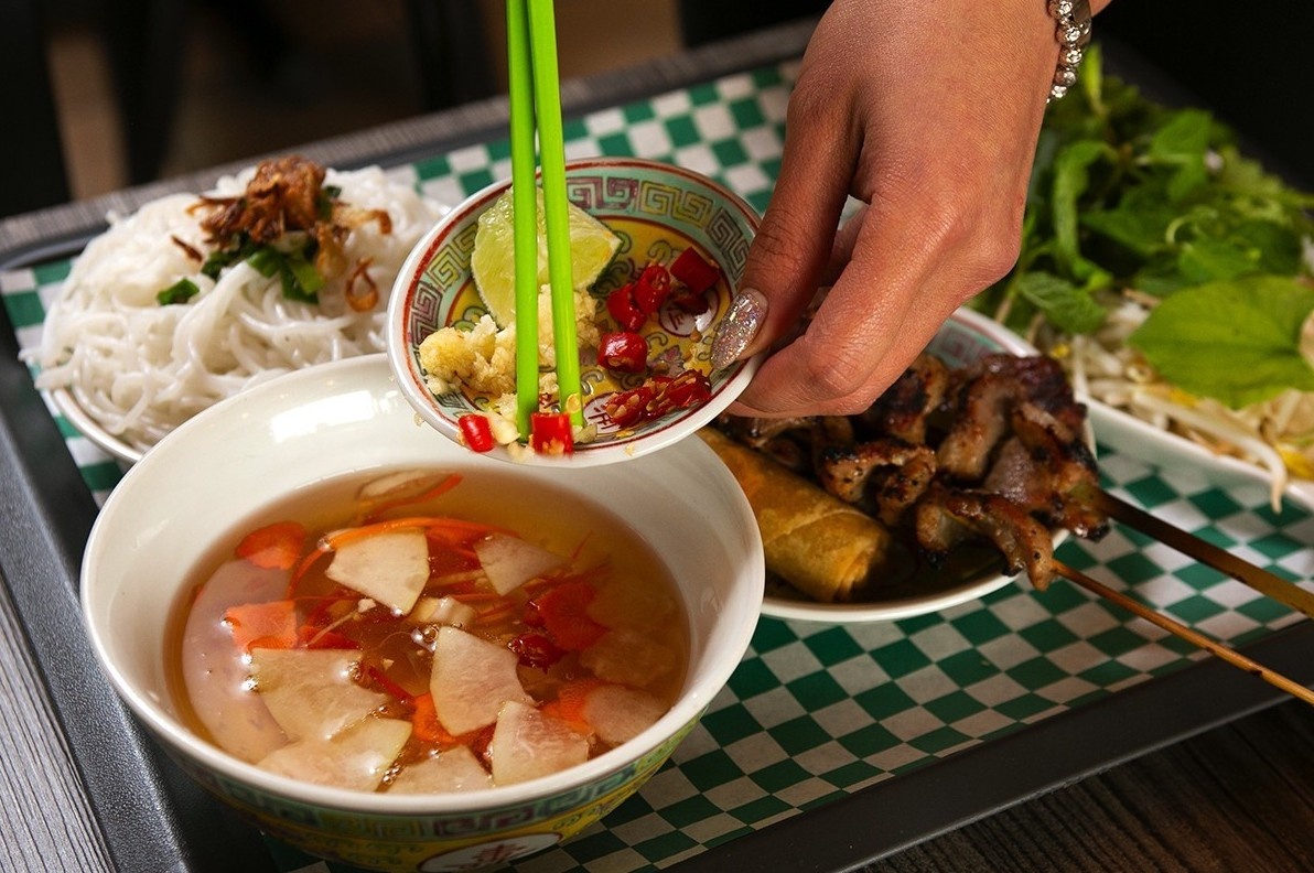 Bun cha huong vi Viet hap dan thuc khach Han Quoc hinh anh