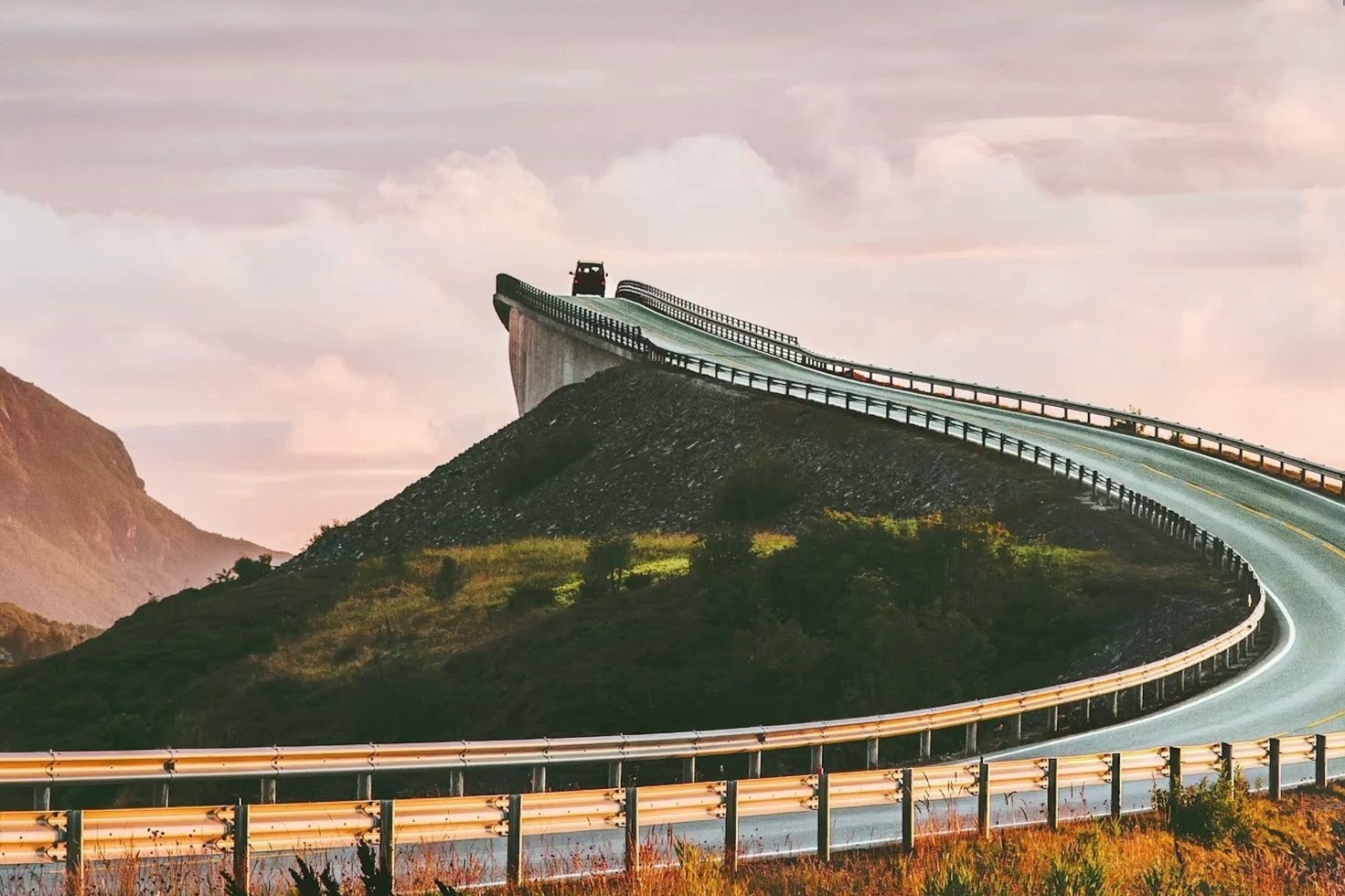 Cay cau uon cong ky la o Na Uy hinh anh