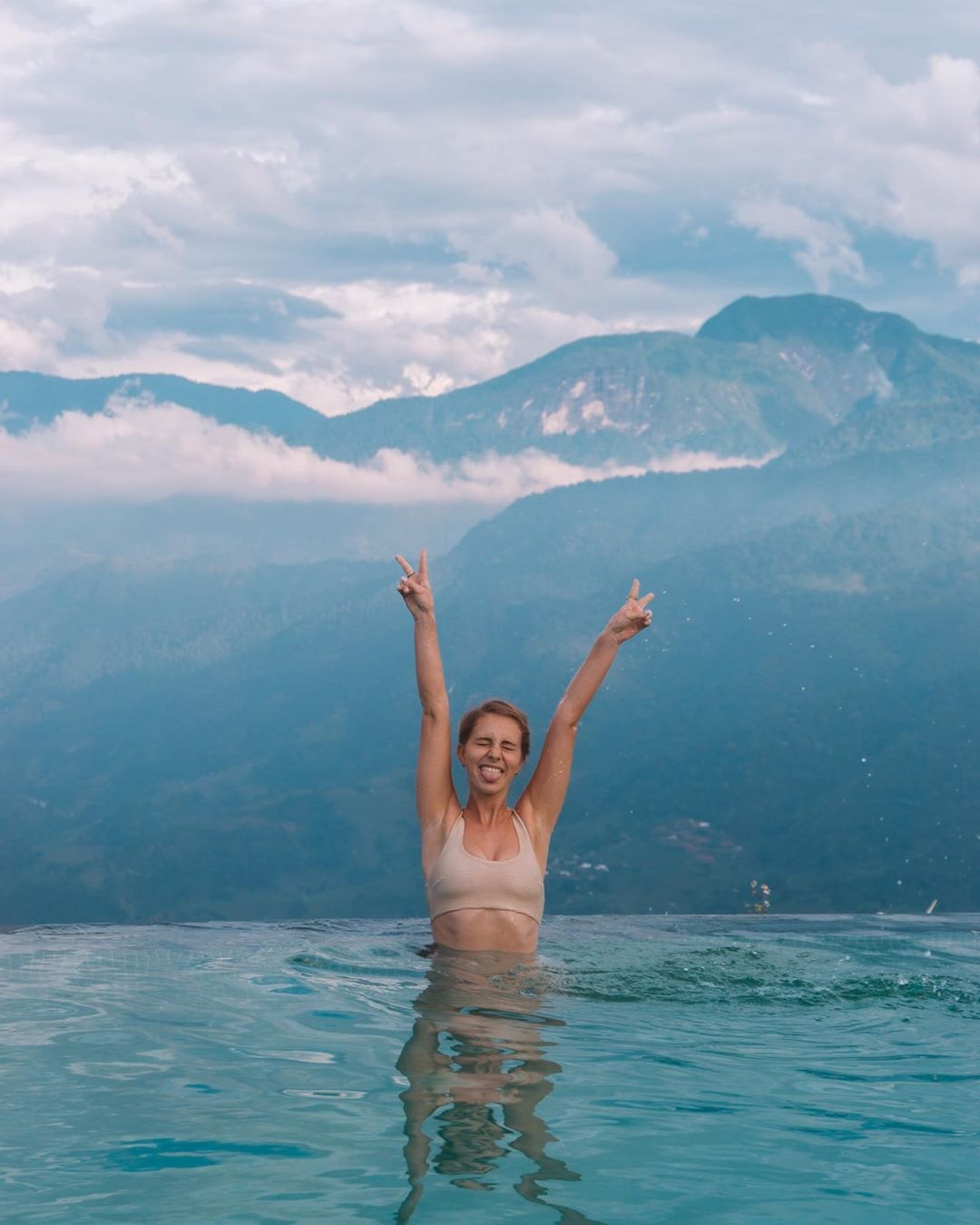 hồ bơi vô cực view rừng núi ảnh 2 ho boi vo cuc view rung nui anh 2