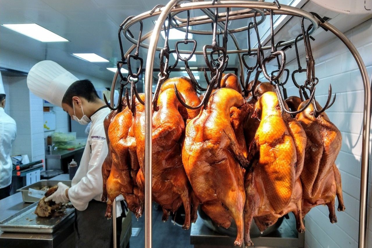 Man chat vit quay Bac Kinh nhanh gon, chinh xac hinh anh