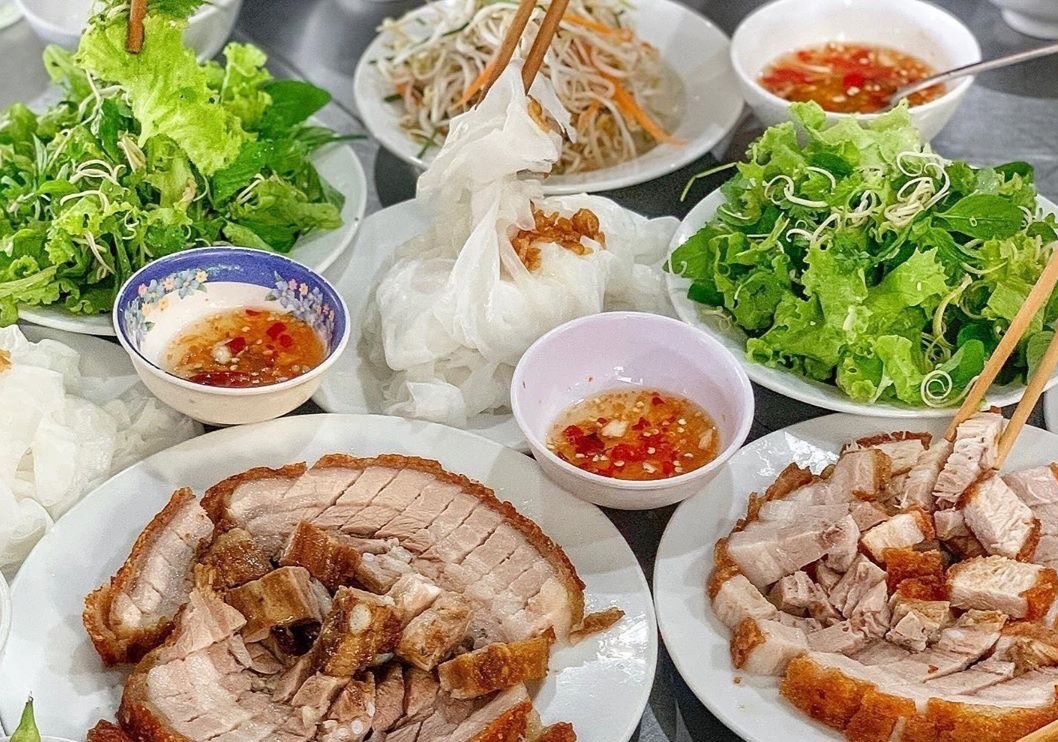 Khach Tay goi y loat dac san hap dan phai thu o Hue hinh anh