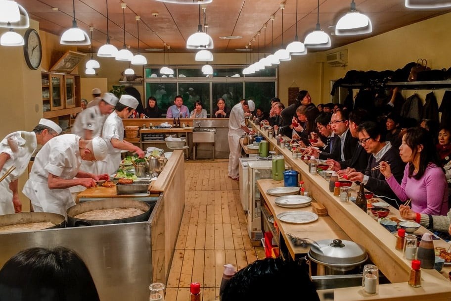 Khach xep hang dai truoc quan thit chien xu 70 nam tuoi hinh anh