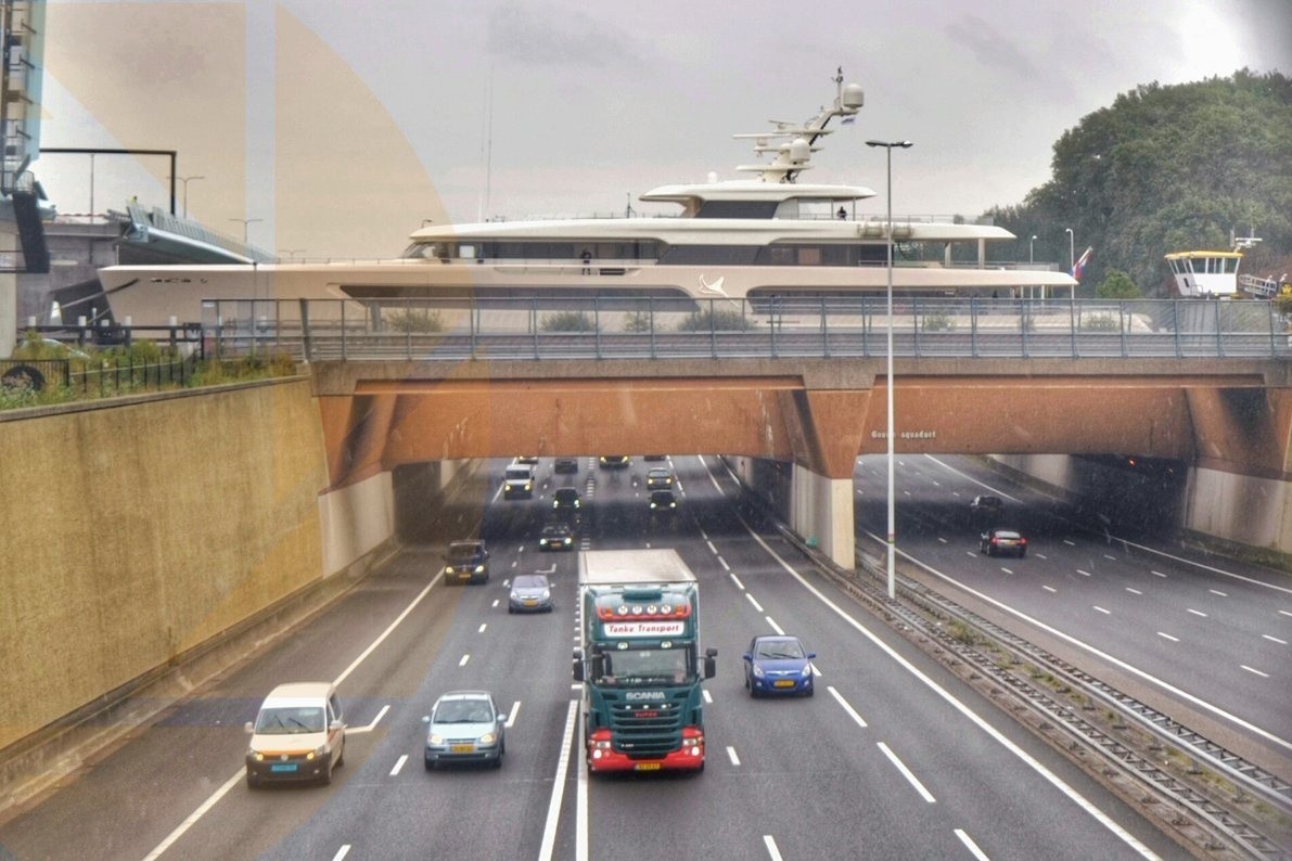 Du thuyen di ngang qua duong cao toc o Ha Lan hinh anh