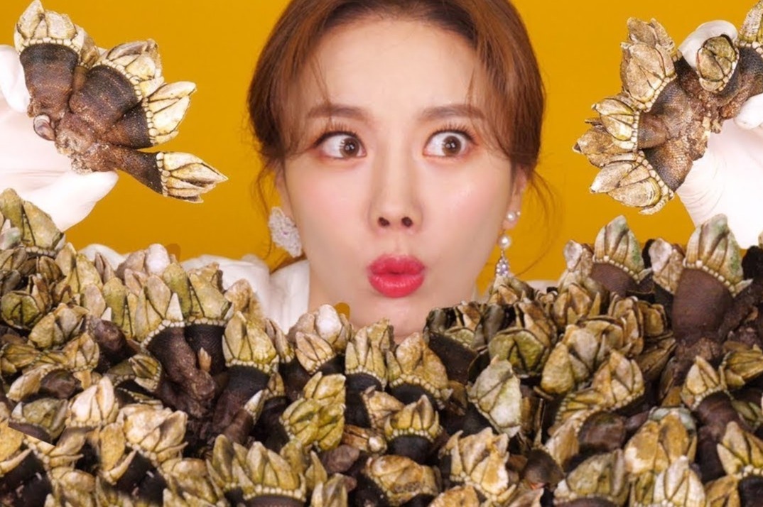 Vlogger Han Quoc lan dau nem vi ngon tay quy hinh anh