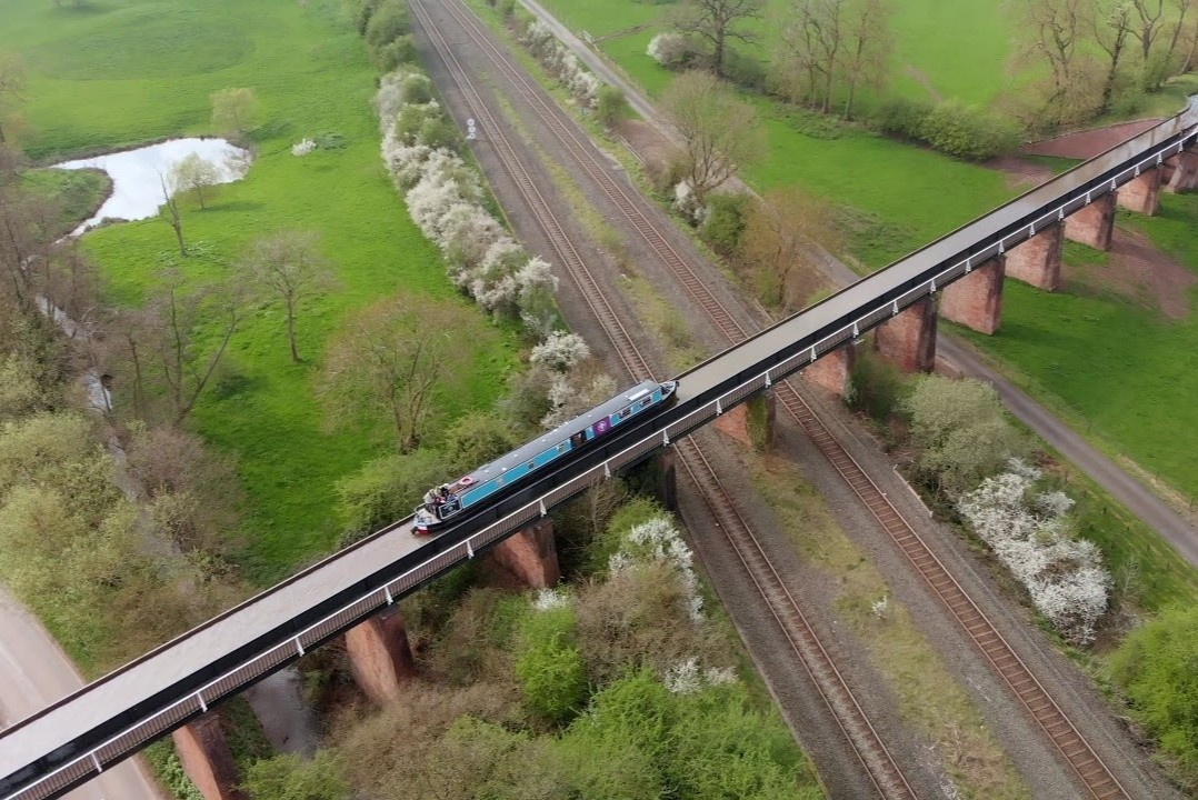 Noi tau thuyen bang ngang duong, chay tren xe lua hinh anh