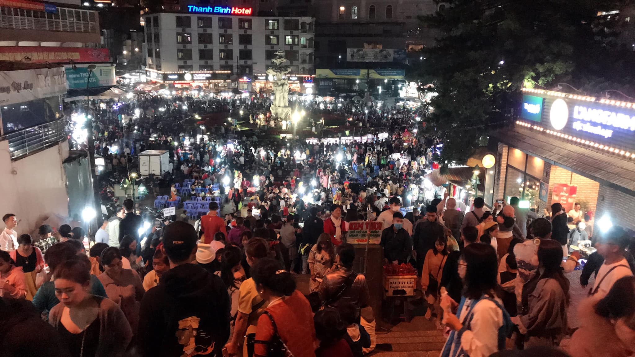 điểm du lịch đông đúc ngày cuối tuần ảnh 1 diem du lich dong duc ngay cuoi tuan anh 1