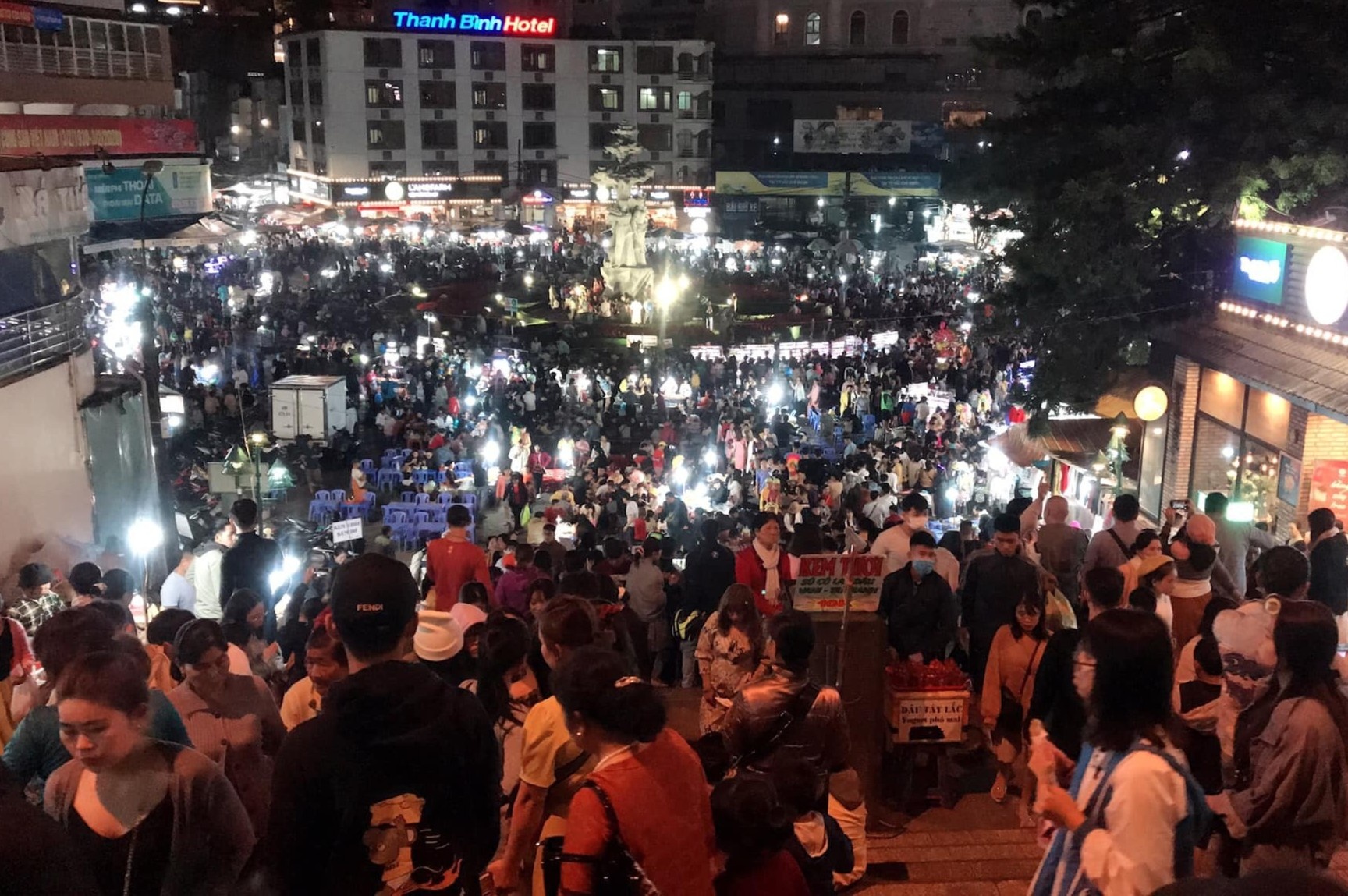 Cho Da Lat chat kin nguoi, du khach xep hang dai vao cong khu du lich hinh anh