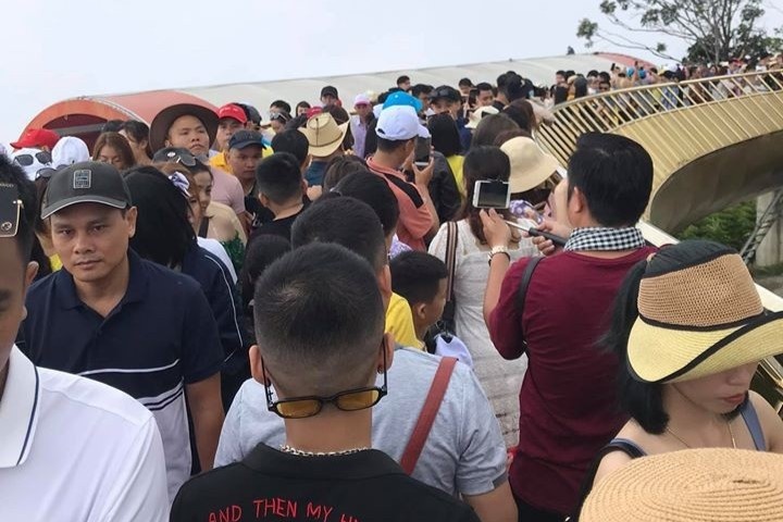 Du khach chen lan tren cau Vang, xep hang len cap treo o Da Nang hinh anh
