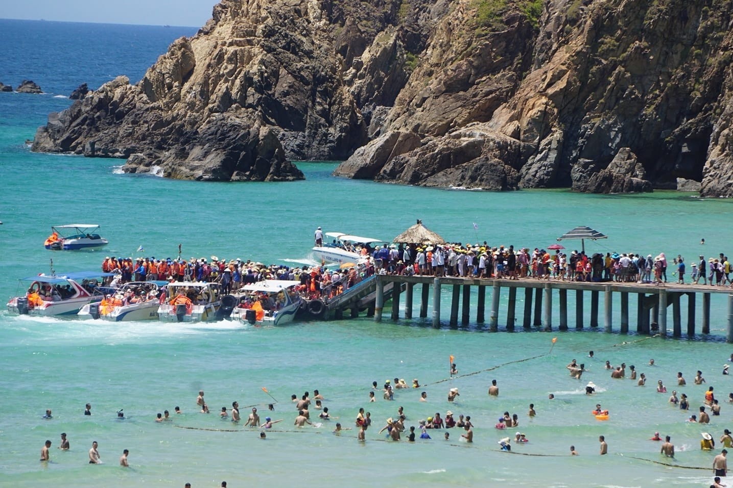 Khach xep hang dai chat kin cau go Ky Co mua du lich cao diem hinh anh