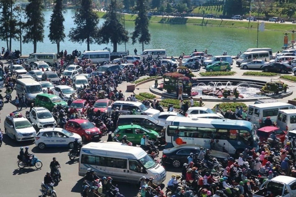 Oto di chuyen kho khan, khu du lich Da Lat dong duc ngay cuoi tuan hinh anh