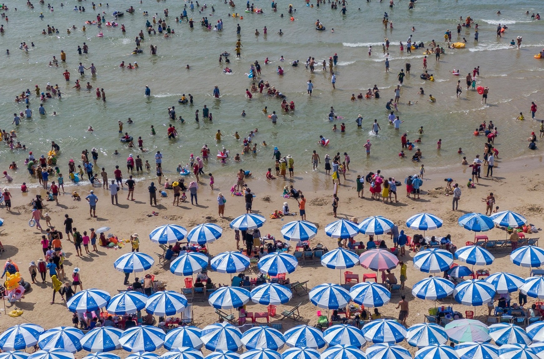 Du lich cuoi tuan: Vung Tau dong nghet, khach chen chan cho dem Da Lat hinh anh