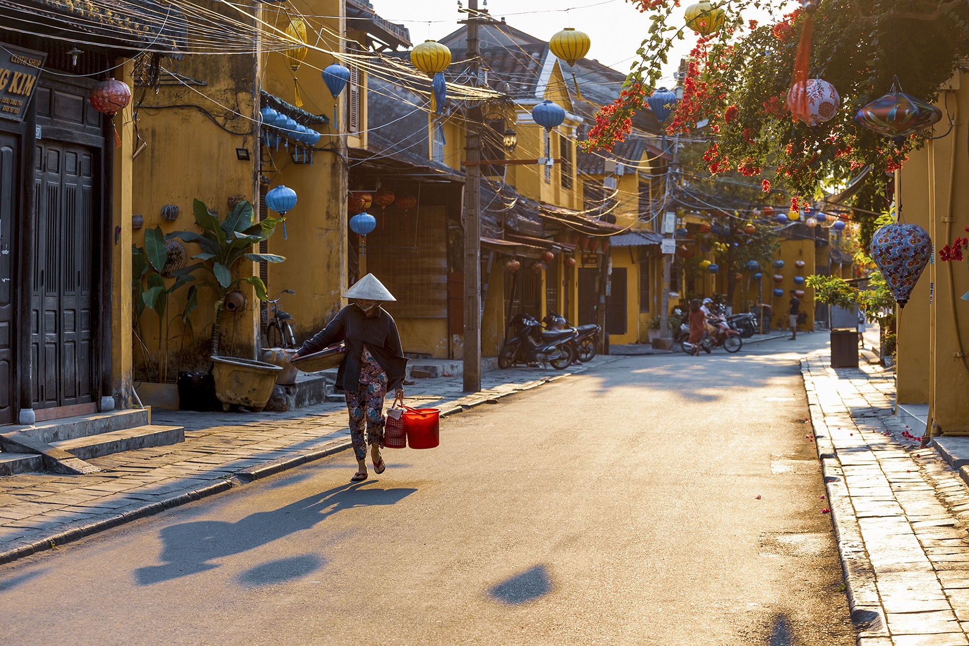 Pho co Hoi An vang ve, binh yen nhung ngay tam dung don khach hinh anh