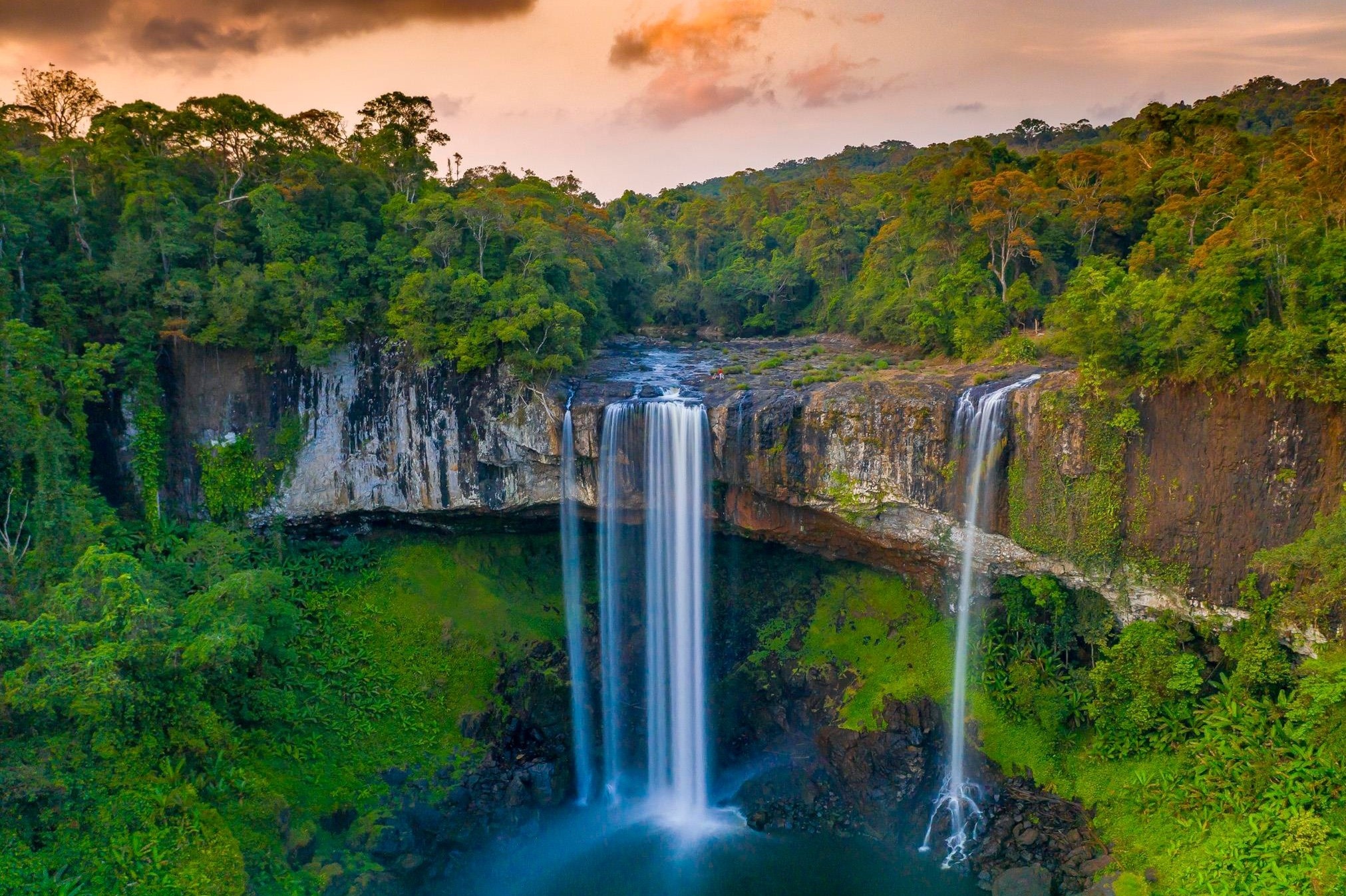 Thac nuoc hung vi an minh giua nui rung Tay Nguyen hinh anh