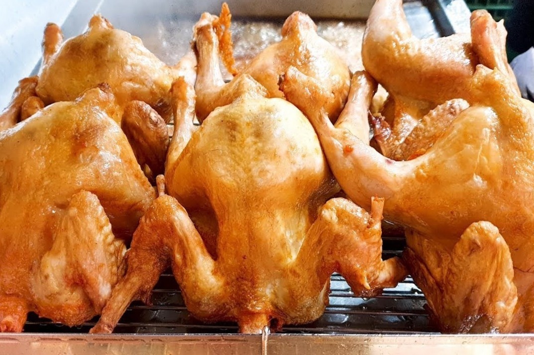 Mon ga ran nguyen con gion rum tren duong pho Han Quoc hinh anh