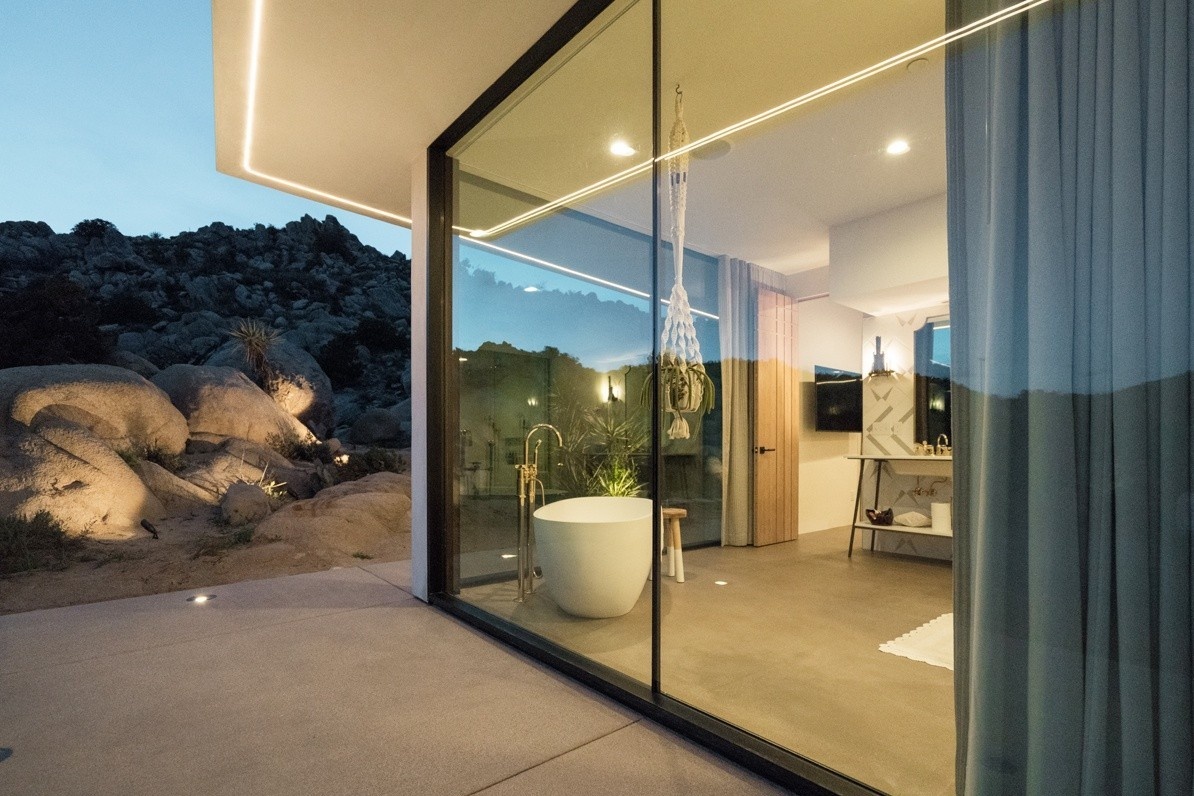 Ky nghi sang chanh trong ngoi nha kinh giua long sa mac hinh anh