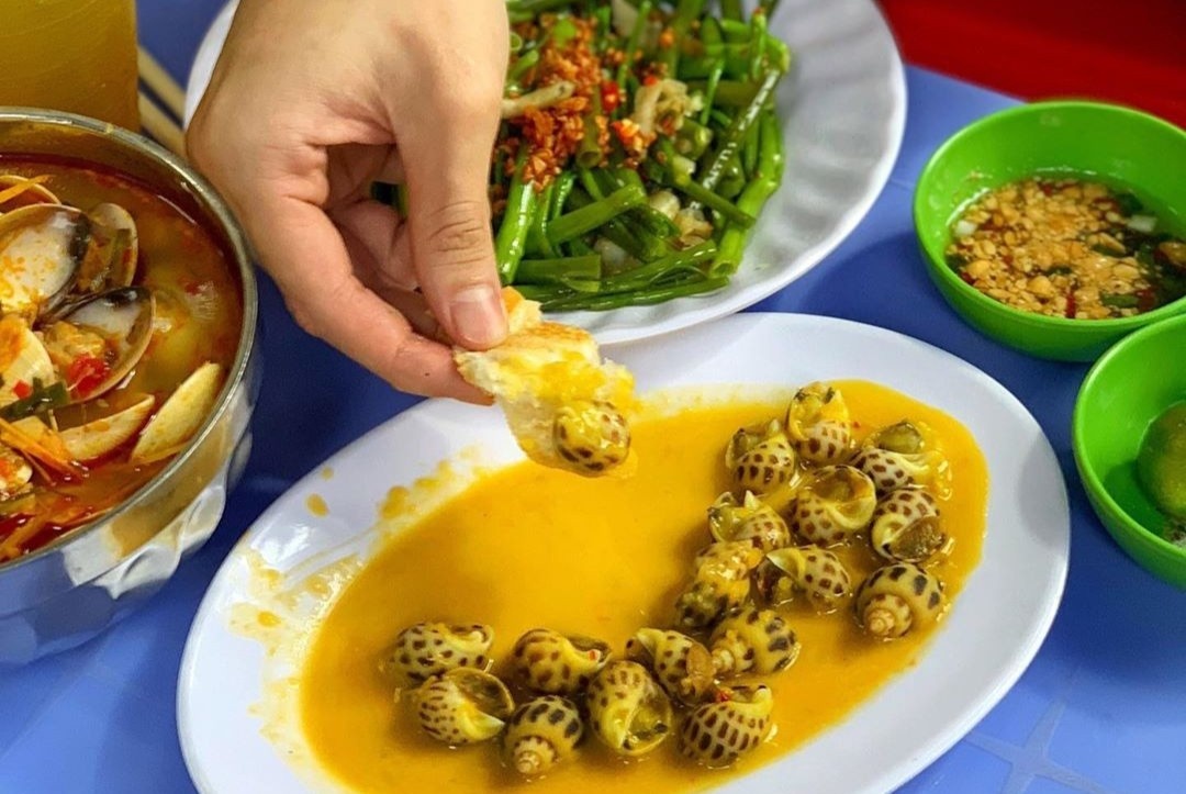 Oc huong va loat mon ngon ket hop trung muoi tai TP.HCM hinh anh