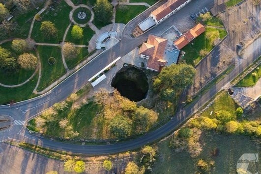 Hang dong an duoi ho sau 103 m o Phap hinh anh