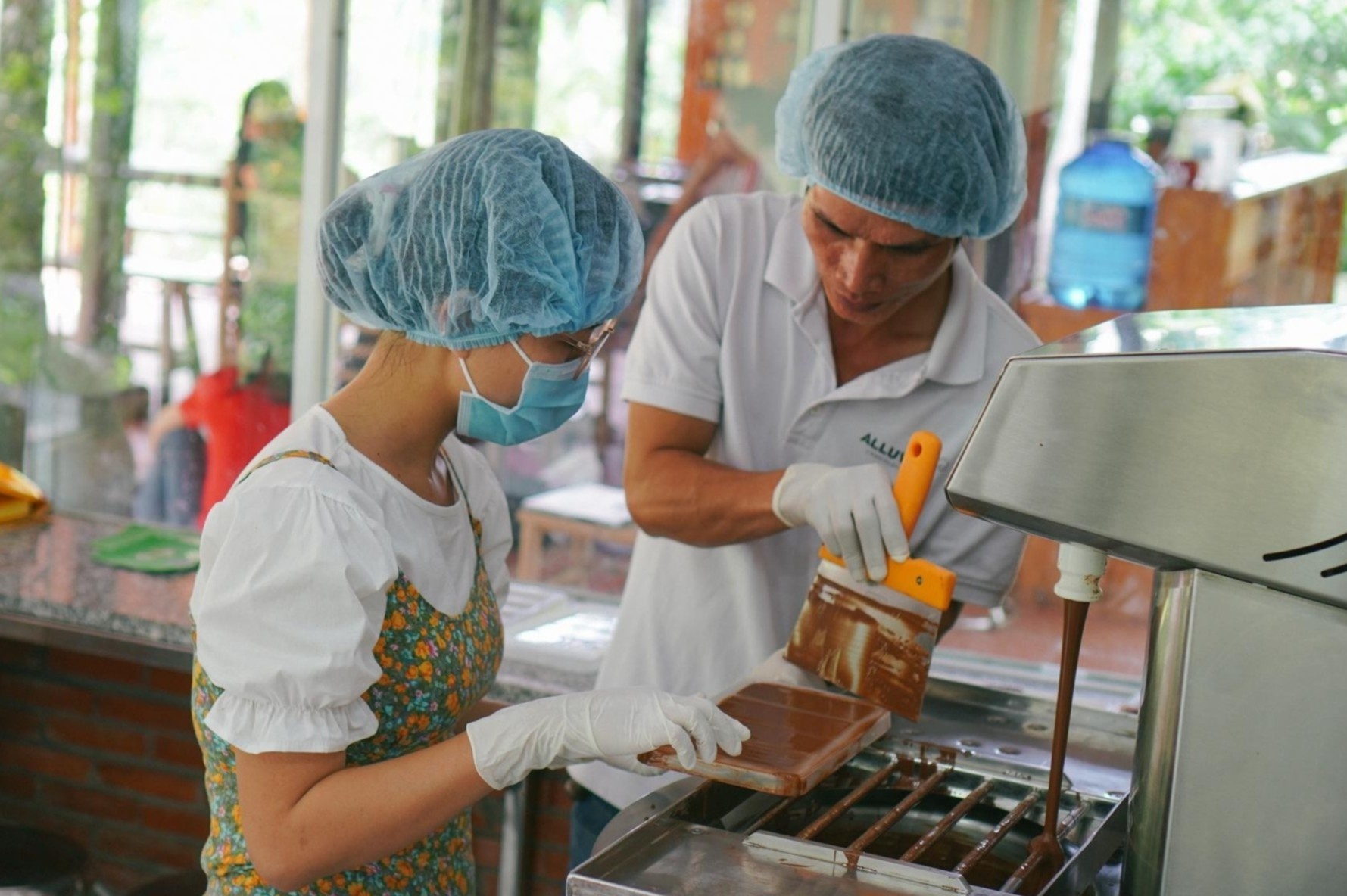 Mot ngay ve mien Tay hoc lam chocolate hinh anh