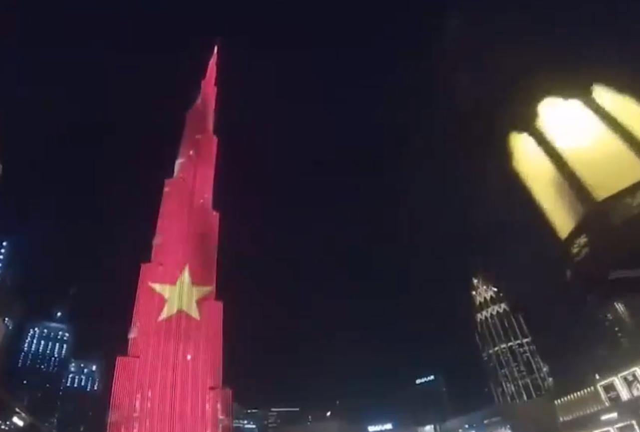 Co do sao vang Viet Nam bao phu thap Burj Khalifa hinh anh
