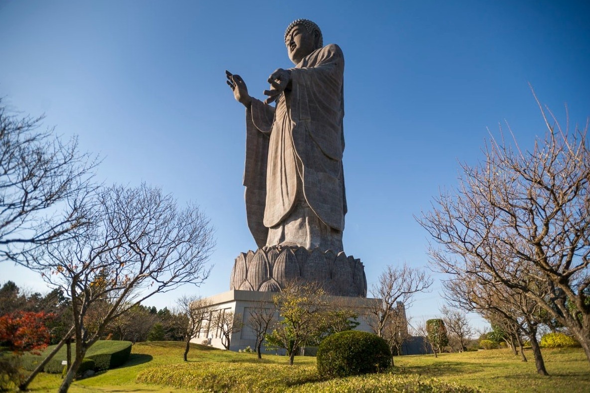 Tuong Phat cao ngang toa nha 38 tang hinh anh