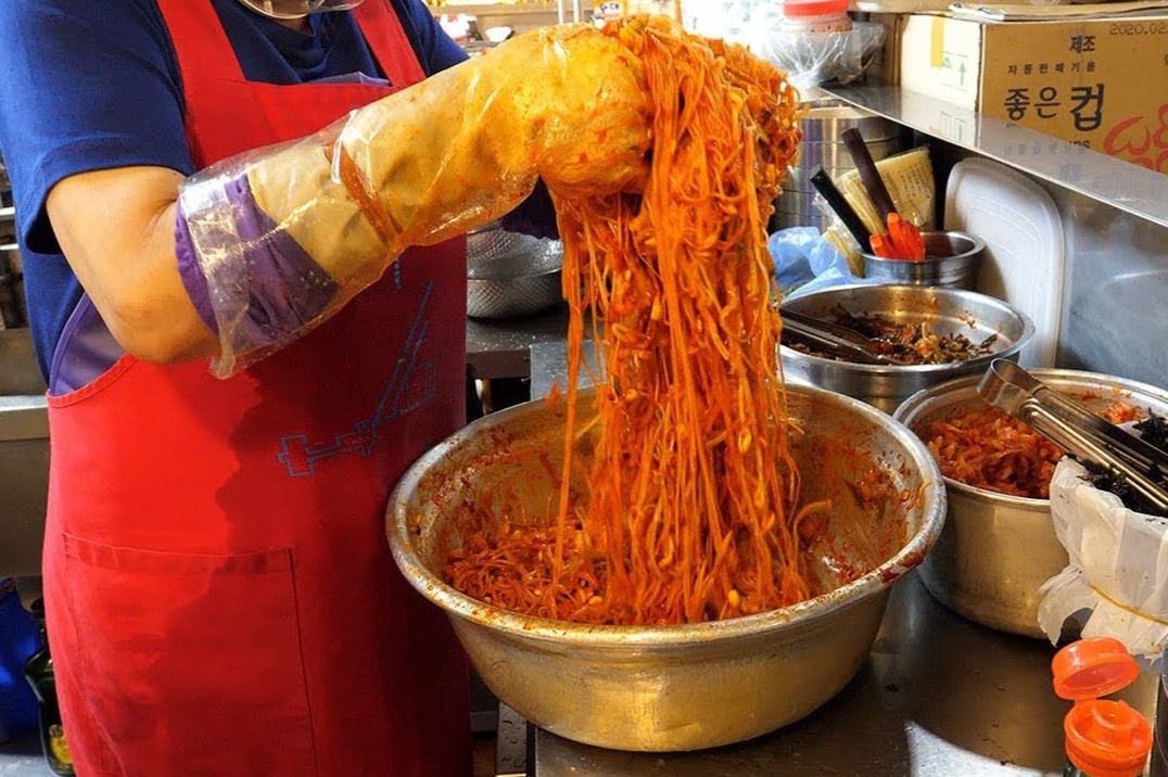 Mi tron cay tren duong pho Han Quoc hinh anh