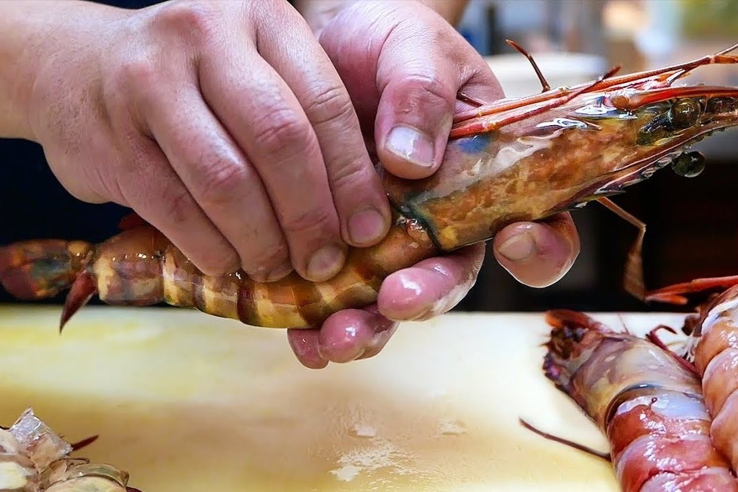 Mon tom su sot cay tren duong pho Nhat Ban hinh anh