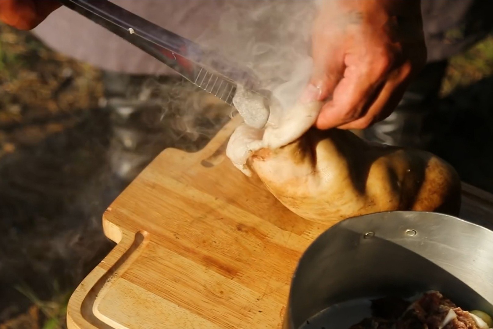 BBQ cuu nhoi da nong kieu Mong Co hinh anh