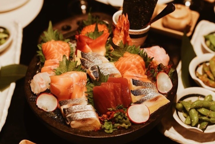 Nha hang sushi tu binh dan den sang chanh o TP.HCM hinh anh