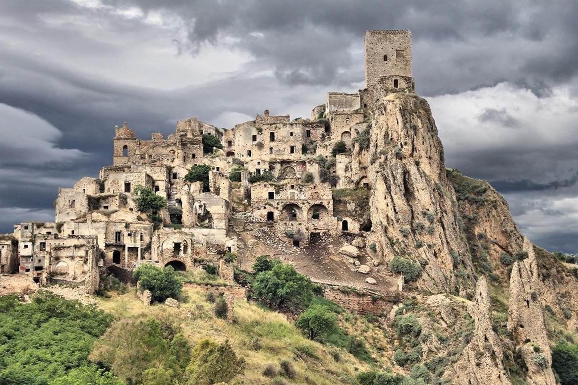 Thi tran ma nam tren dinh doi o Italy hinh anh