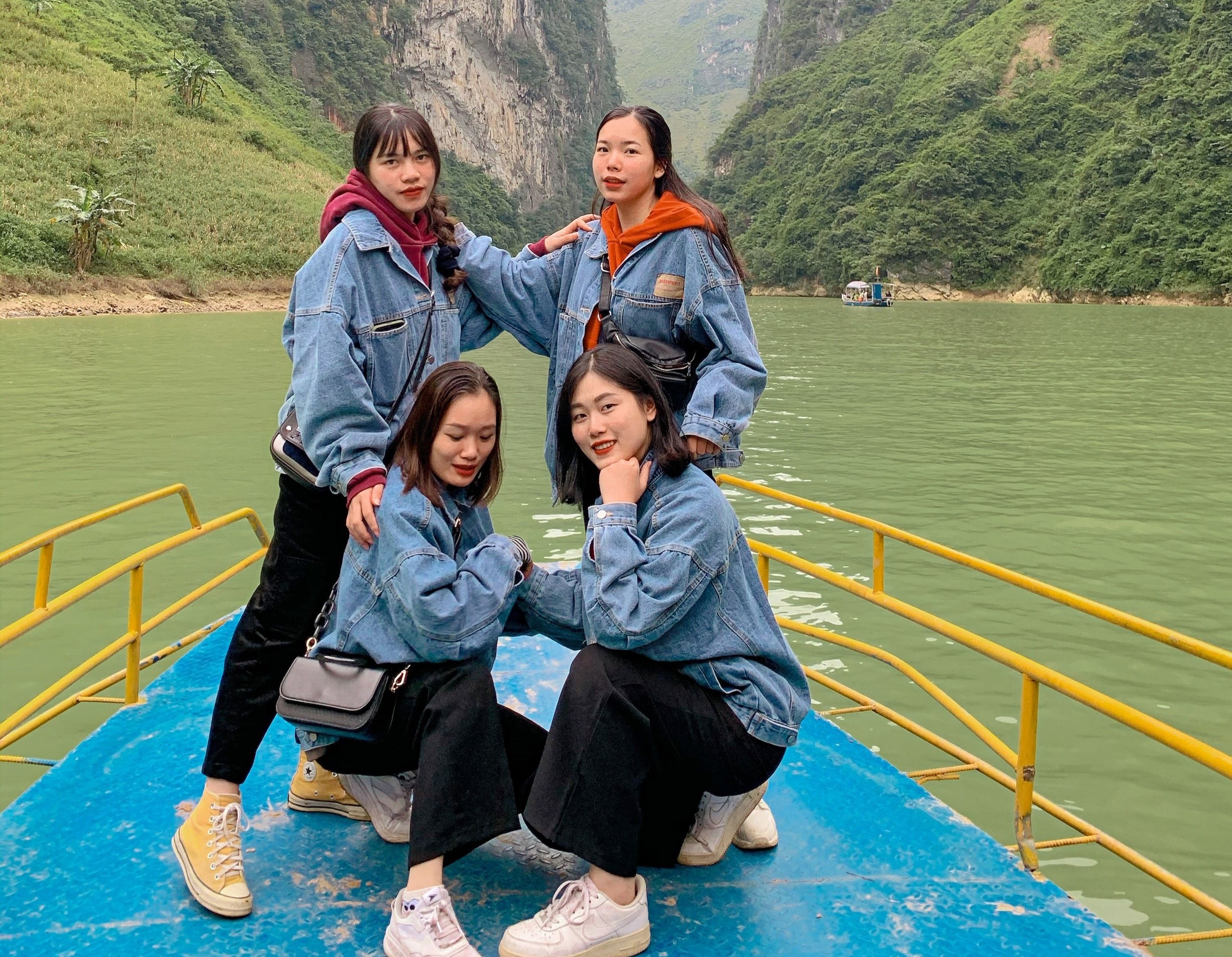Chuyen di ky niem 10 nam tinh ban tai Ha Giang cua 4 co gai hinh anh