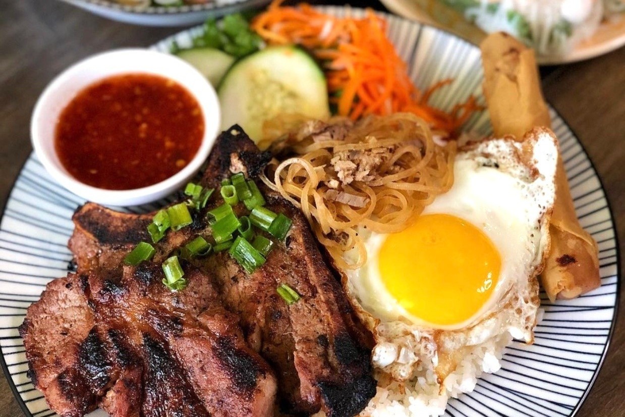 Khach Tay thu an com tam tai TP.HCM hinh anh