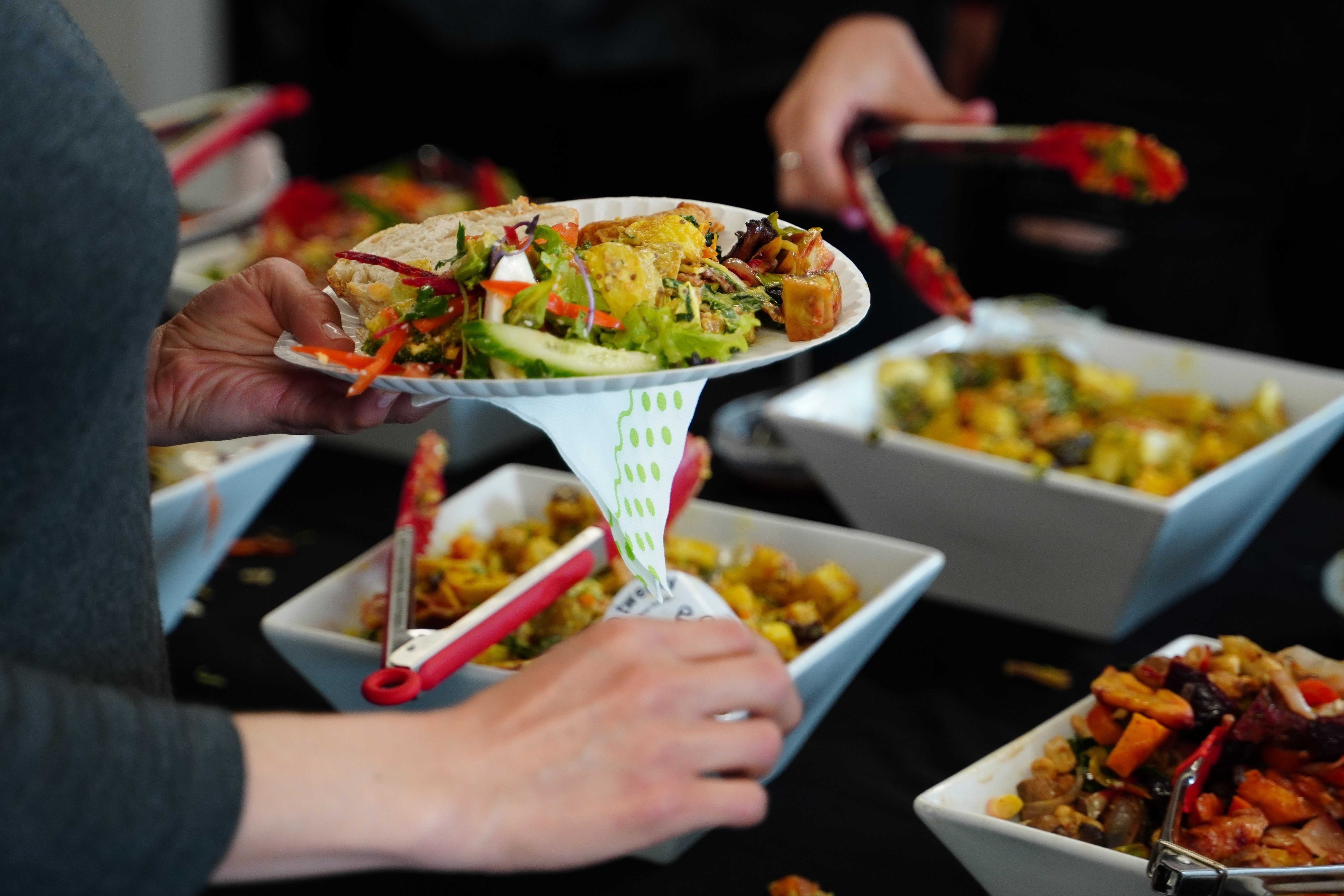 Nha hang tren the gioi phat khach lang phi do an the nao? hinh anh