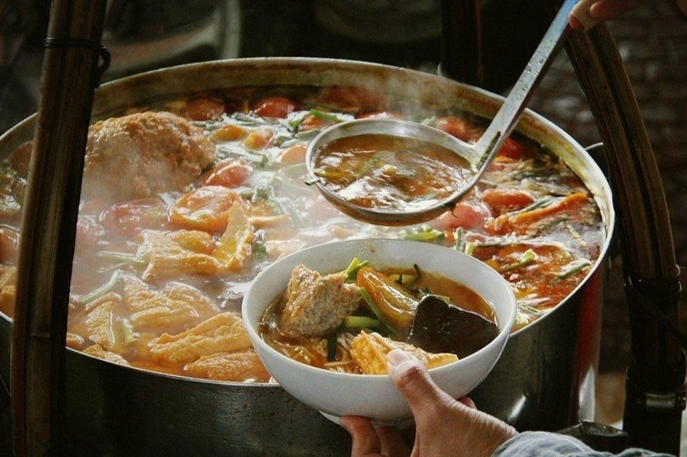 Khach nuoc ngoai an thu bun rieu Viet Nam hinh anh